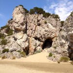 Grotta nella antica scogliera