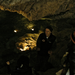 Stefano spiega la grotta e il presepe
