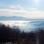 La valle del Casentino, Poppi spunta dalla nebbia