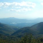 Dalla cima di Monte Gazzaro si vede il lago di Bilancino
