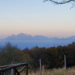 L'alba: dal rifugio Burigone si ammirano le Apuane che risplendono del primo sole