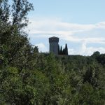 una torre visibile dal sentiero
