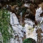 Le sorgenti sgorgano dalla roccia sospesa nel vuoto