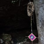Un pendaglio all'imboccatura della grotta: che sia per allontanare gli spiriti?