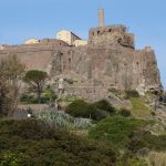 Il castello di Capraia ha un'aria severa